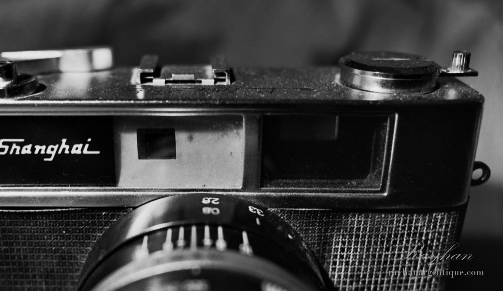 Viseur télémétrique avec ses deux fenêtre d'un appareil photo Shanghai.