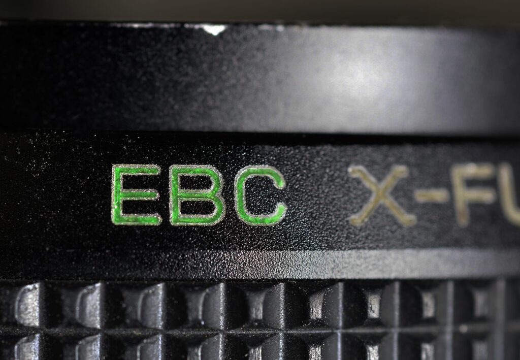 Inscription «EBC» sur un objectif Fujica.