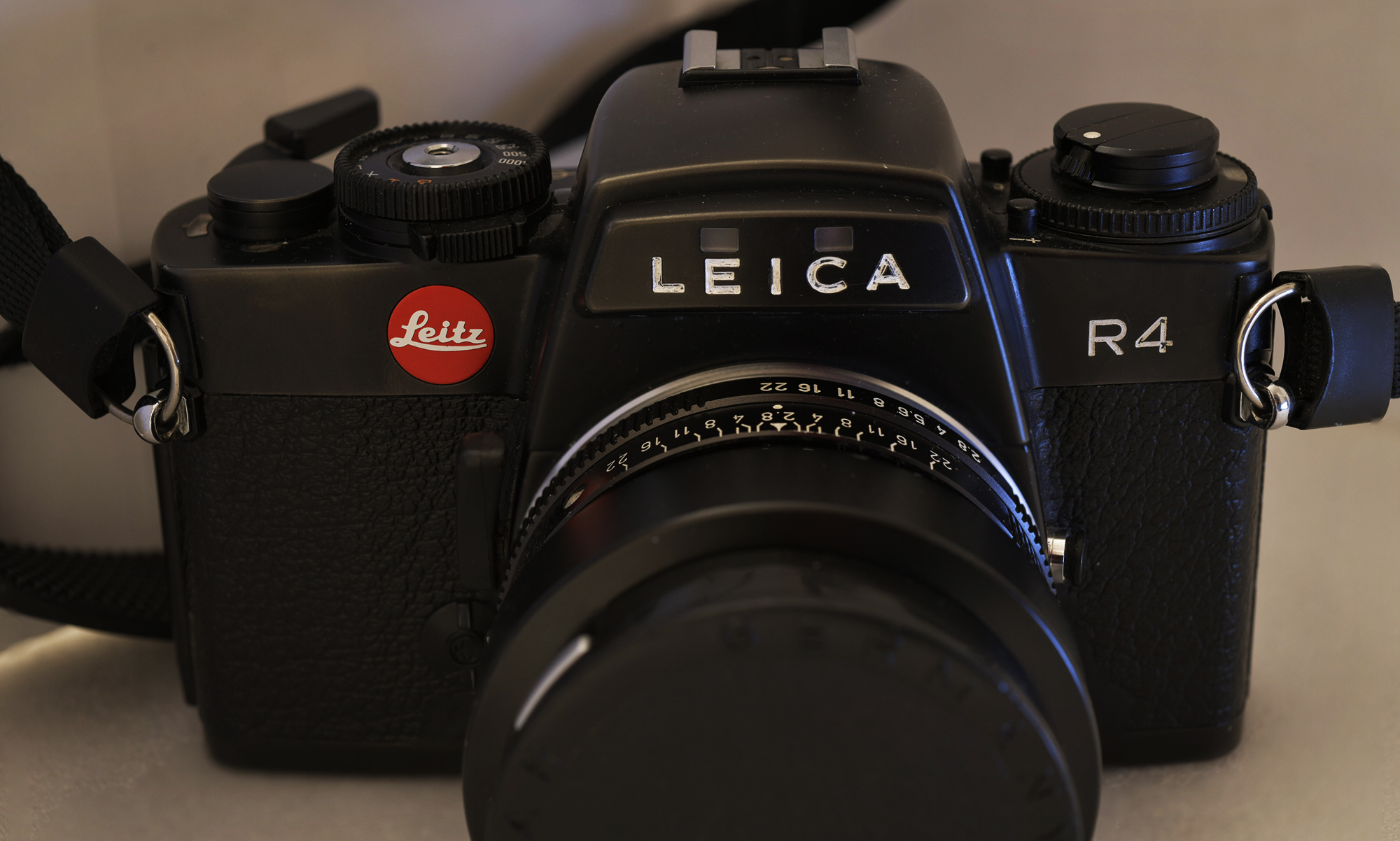 Leica R4. Vue de face.