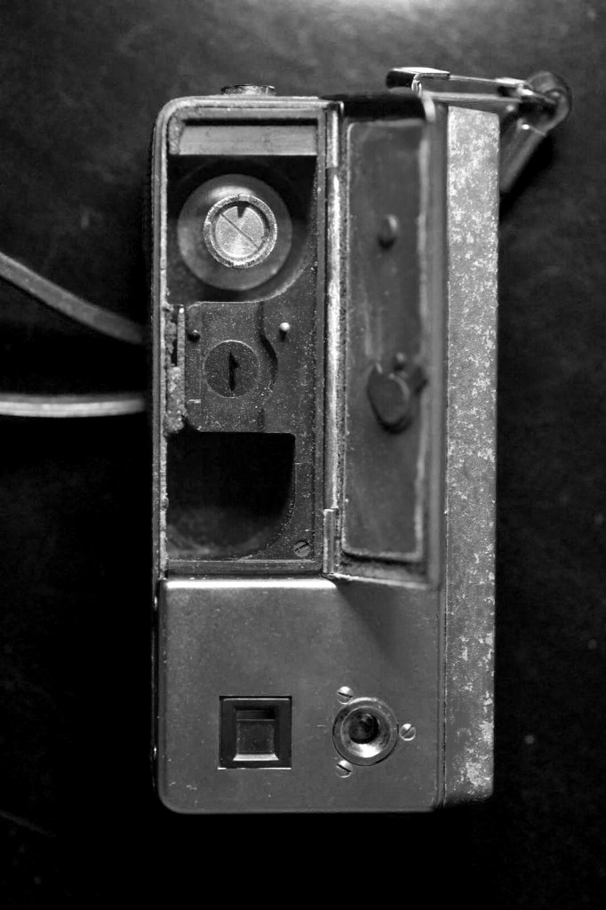 Vue du dessus d'un Yashica 16EE capot ouvert.