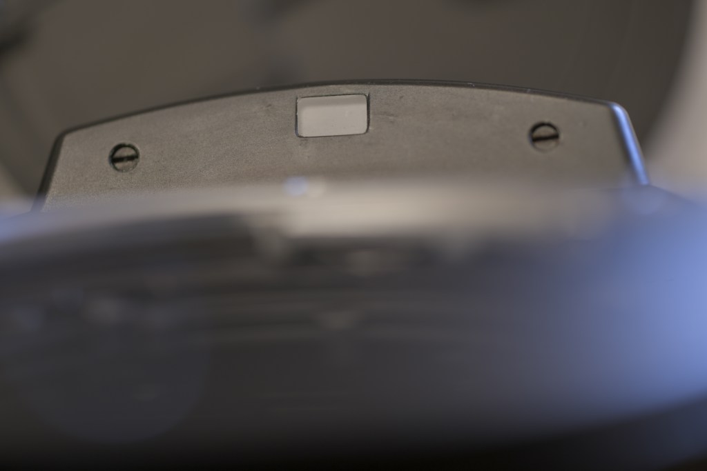 Leica R4. Fenêtre pour permettre de voir la valeur de diaphragme dans le viseur.