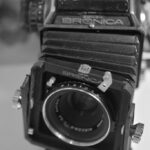 Bronica EC TL équipé de son soufflet à bascule.