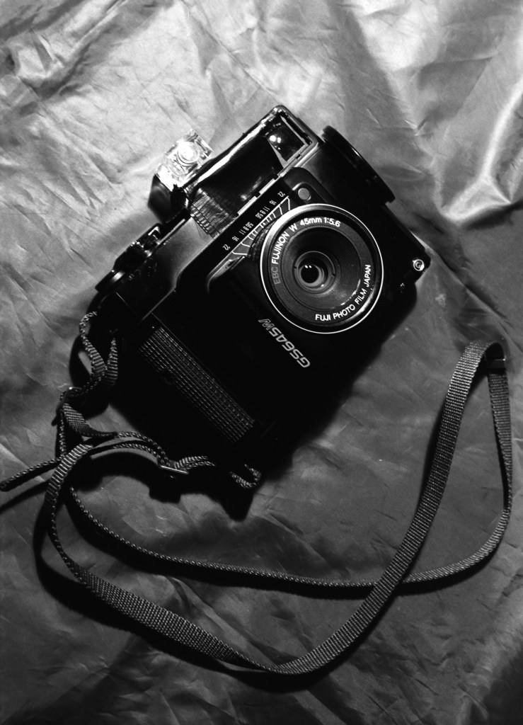 Fujica GS645W - front view
