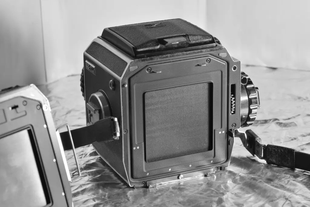 Bronica EC TL - Arrière sans le dos avec obturateur en toile visible