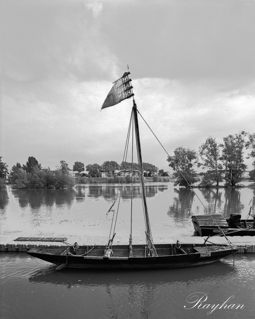 Boat, Loire River, Orléans. © Rayhan RAHIM KHAN