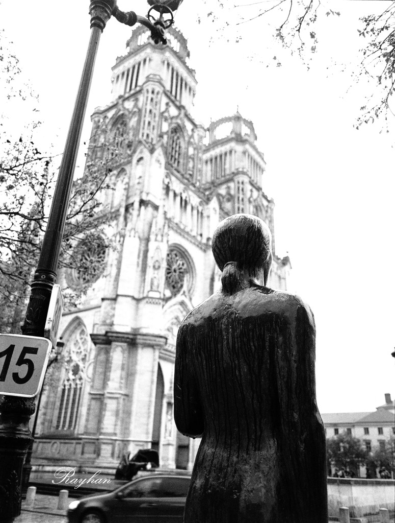 Une statue avec de l'eau de pluie qui ruisselle sur le cuivre.