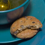 Des cookies à côté d'un bol de thé