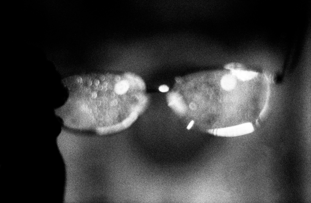 Pluie, nuit et lunettes.