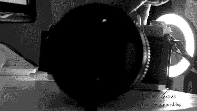 Le diaphragme de l'objectif doit être en position avant que l'obturateur de l'appareil photo ne s'enclenche