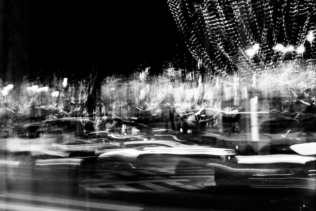 Pose longue en mouvement à côté d'une route durant les fêtes de fin d'années.